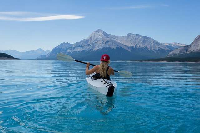 Activités aquatiques (kayak) au pied des montagnes en été