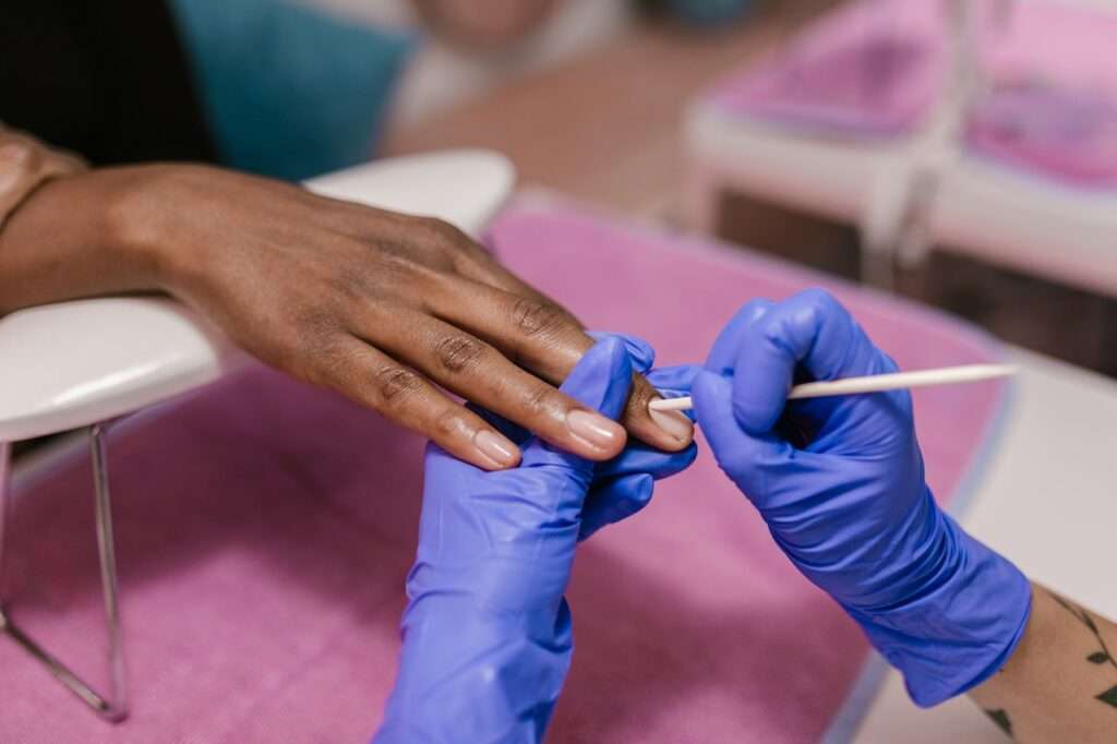 Prendre soin de ses ongles en traitant ses cuticules