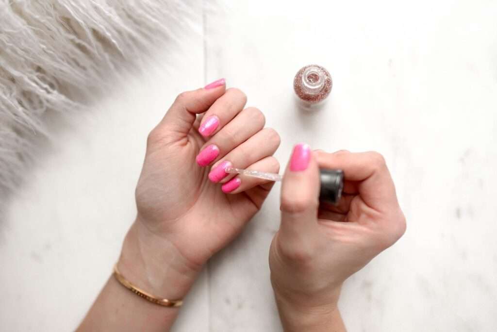Prendre soin de ses ongles à la maison en appliquant le vernis