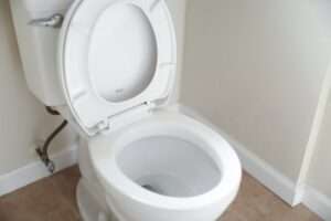 Comment débouché des toilettes sans ventouses