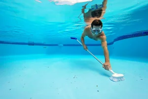 Nettoyer le fond de sa piscine